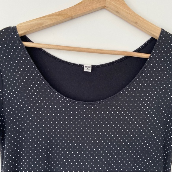 UNIQLO AIRism BLACK/WHITE POLKA DOT SHORT SLEEVED TSHIRT/TOP, SIZE MEDIUM - Picture 4 of 8